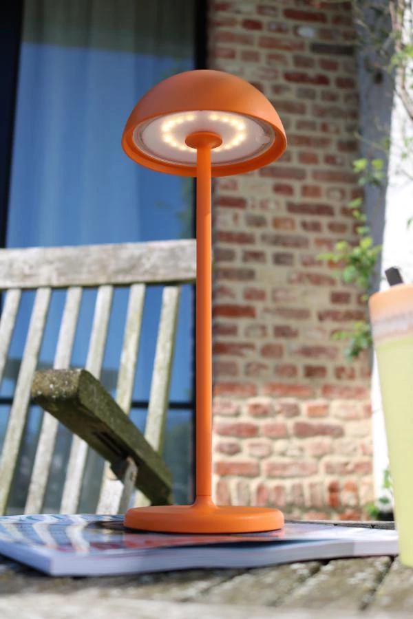 Lucide JOY - wiederaufladbare Tischlampe Innen/Außen - Akku/Batterie - Ø 12 cm - LED Dim. - 1x1,5W 3000K - IP54 - Orange - Atmosphäre 2